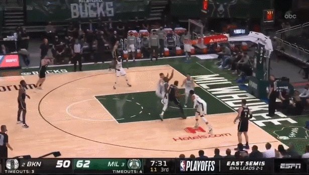 全明星裁判阵容吹出离奇比赛 篮球场变身八角笼？